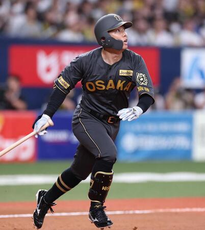 　６回、勝ち越しとなる適時打を放つ糸原（撮影・北村雅宏）