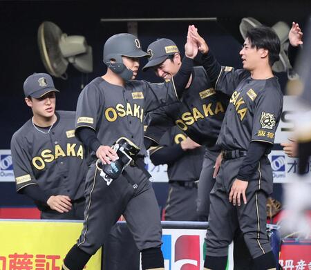 　６回、適時打を放った糸原はナインに迎えられる（撮影・田中太一）