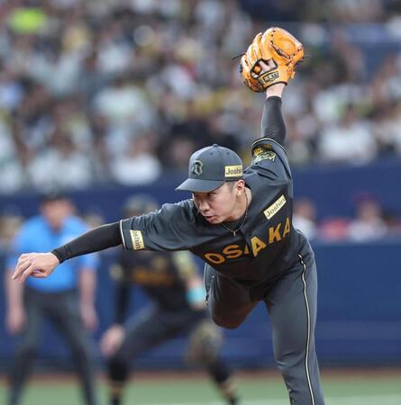 　８回から登板する石井（撮影・北村雅宏）