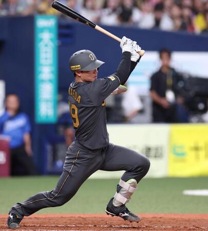 　２回、同点となる適時打を放つ栄枝（撮影・北村雅宏）