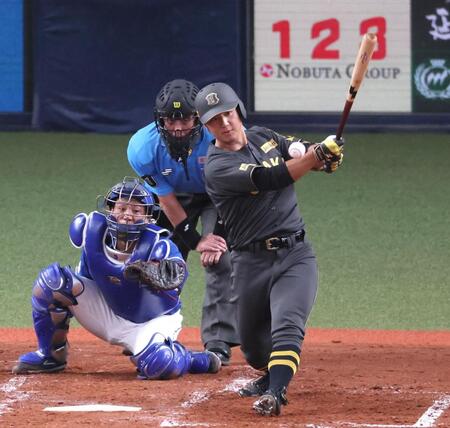 　２回、内野安打を放つ井坪（撮影・立川洋一郎）