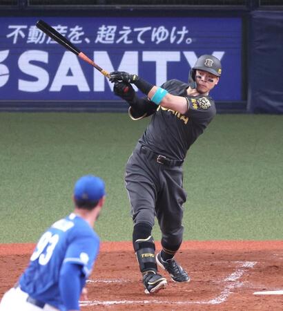 　２回、右前打を放つ佐藤輝（撮影・立川洋一郎）