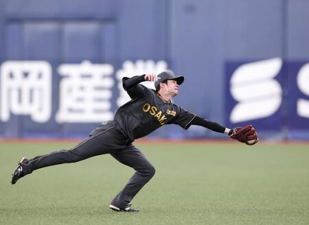 　５回、チェイビスのフライを好捕する中野（撮影・北村雅宏）