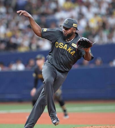 　６回から登板するドリス（撮影・北村雅宏）