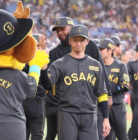 　勝利のタッチを交わす近本（中央）＝撮影・北村雅宏