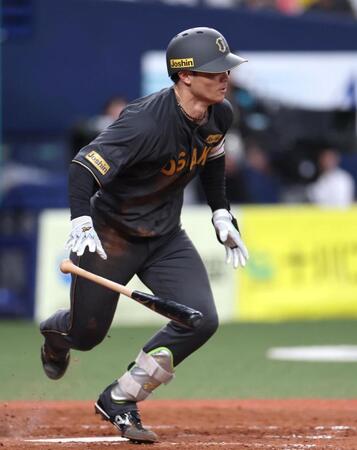 　４回、中前打を放つ栄枝（撮影・北村雅宏）