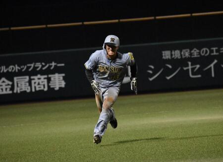 　野口の適時二塁打で進塁する福島