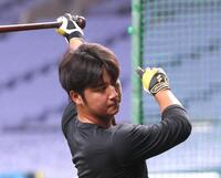 　打撃練習する井坪