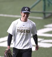 　笑みを含みながらベンチ奥へ向かう近本（撮影・北村雅宏）