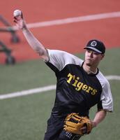 　キャッチボールで変化球を投じる佐藤輝（撮影・北村雅宏）