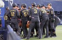 　試合前、円陣を組む阪神ナイン（撮影・北村雅宏）