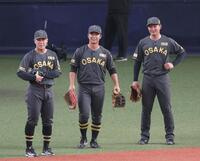 　シートノックを見守る（左から）豊田、井坪、森下（撮影・立川洋一郎）