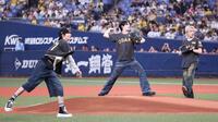 　始球式をする＆ＴＥＡＭのメンバー（撮影・田中太一）