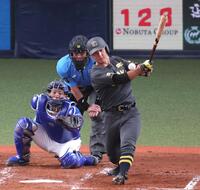 　２回、内野安打を放つ井坪（撮影・立川洋一郎）