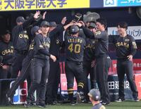 　２回、自身の内野安打と相手エラーで２点入り、ナインに手荒く祝福される井坪（４０）＝撮影・立川洋一郎
