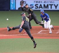 　４回、石伊の打球に飛びつくビーズリー（撮影・立川洋一郎）