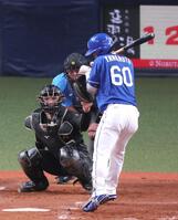 　４回、死球を受ける山本（撮影・立川洋一郎）