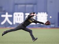 　５回、チェイビスのフライを好捕する中野（撮影・北村雅宏）