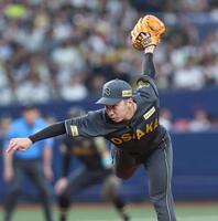 　８回から登板する石井（撮影・北村雅宏）