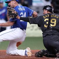 　２回、ボスラーにタッチに行く栄枝（右）だが、間に合わず（撮影・北村雅宏）