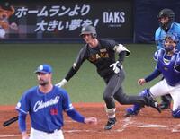 　２回、右前へ同点適時打を放つ栄枝（撮影・立川洋一郎）