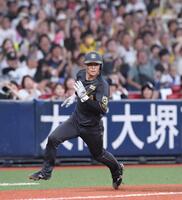 　２回、チェイビスの悪送球の間に一塁から一気に生還する栄枝（撮影・北村雅宏）