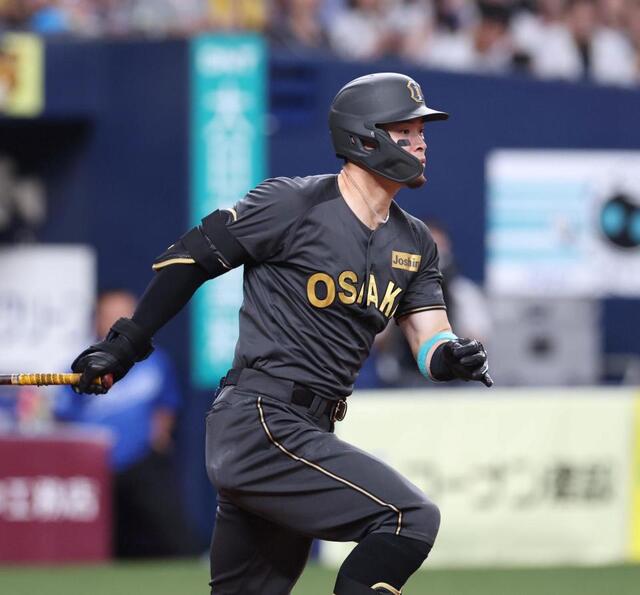 阪神・佐藤輝明 5試合ぶり安打で一塁側ベンチ大盛り上がり