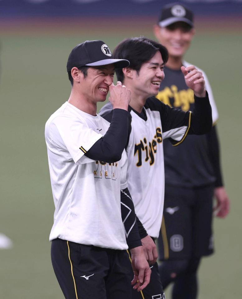 　練習中に笑顔を見せる近本（左）ら（撮影・北村雅宏）