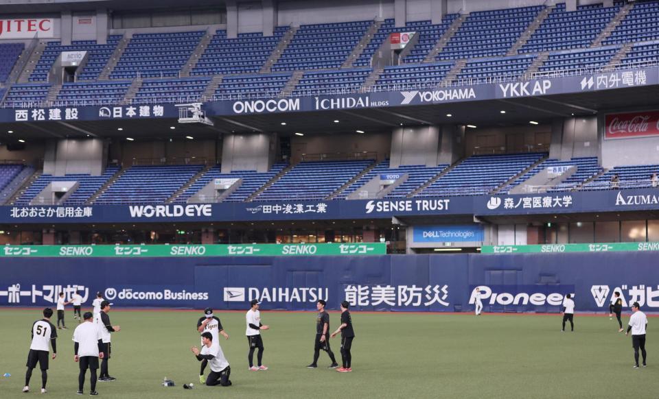 　練習中、野手陣数名から拍手を受ける近本（右端）＝撮影・北村雅宏