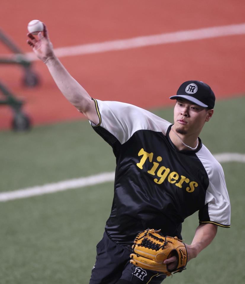 　キャッチボールで変化球を投じる佐藤輝（撮影・北村雅宏）