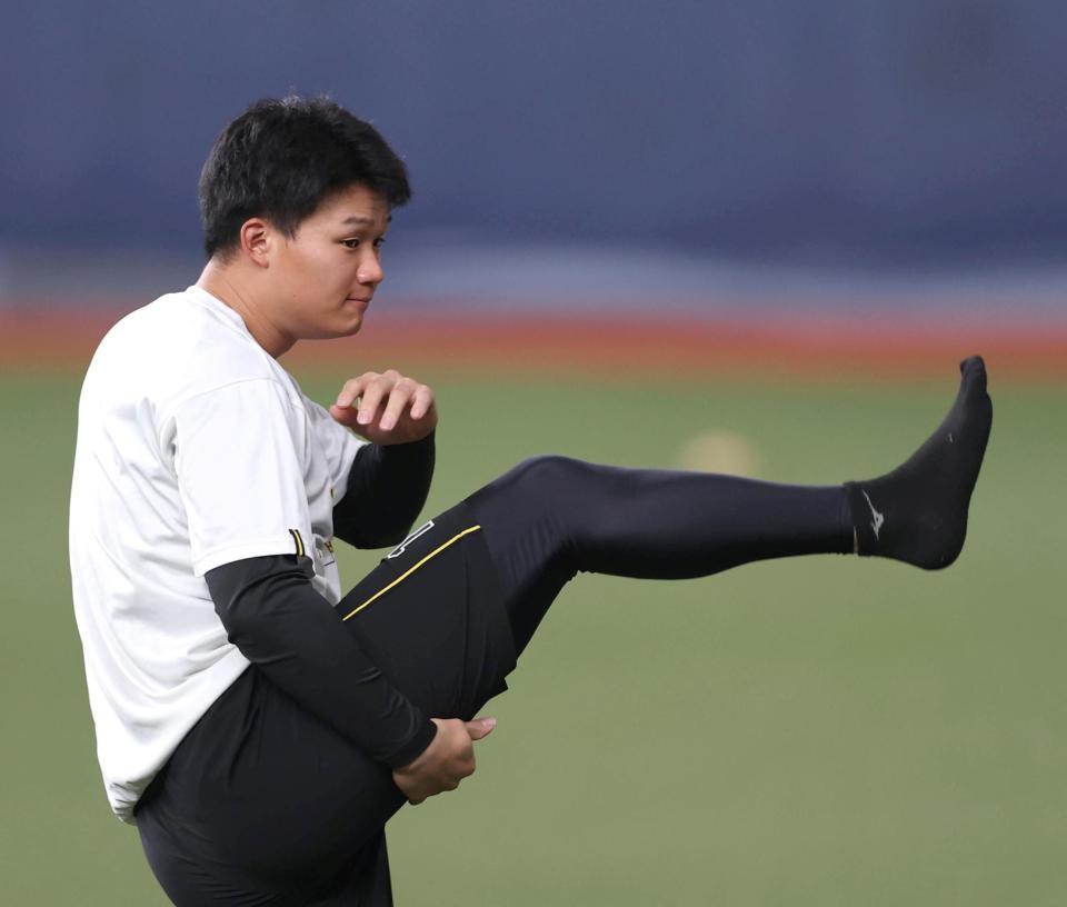 　ウオーミングアップする森下（撮影・北村雅宏）