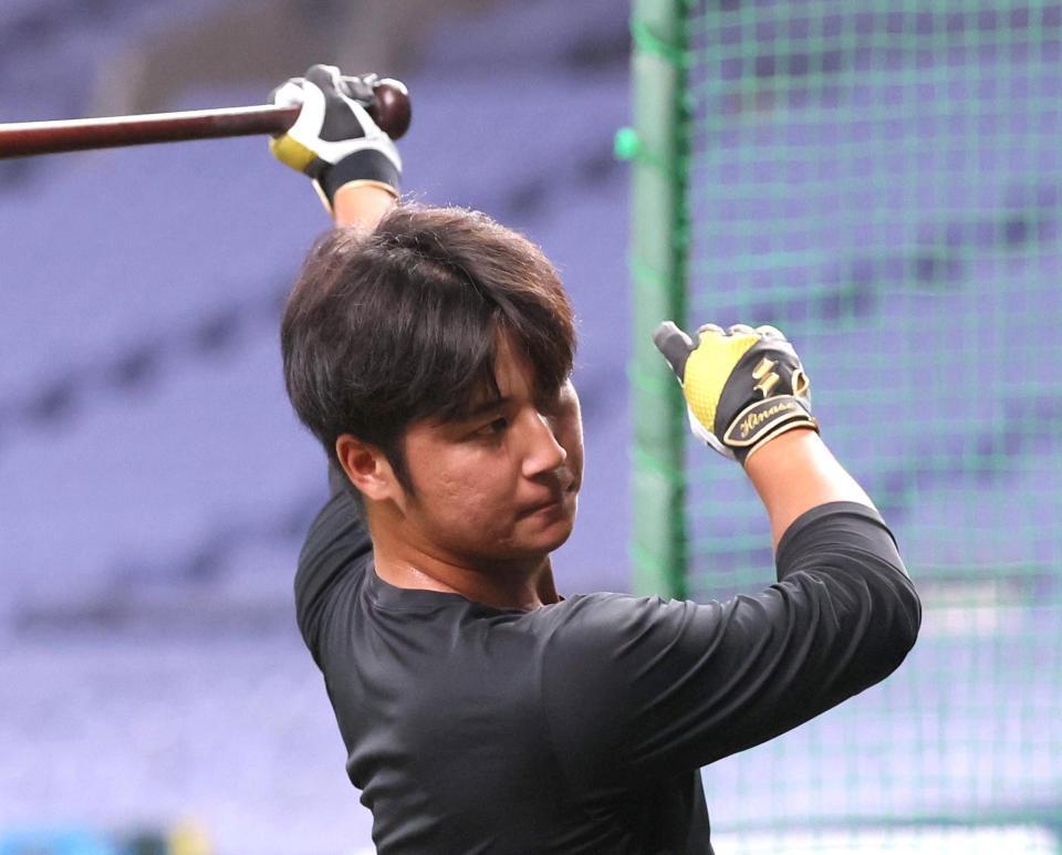 　打撃練習する井坪