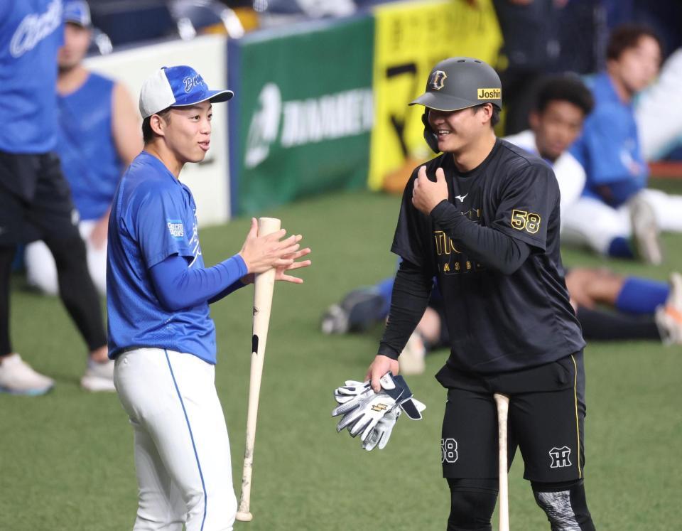 　試合前、岡林と談笑する前川（右）＝撮影・北村雅宏