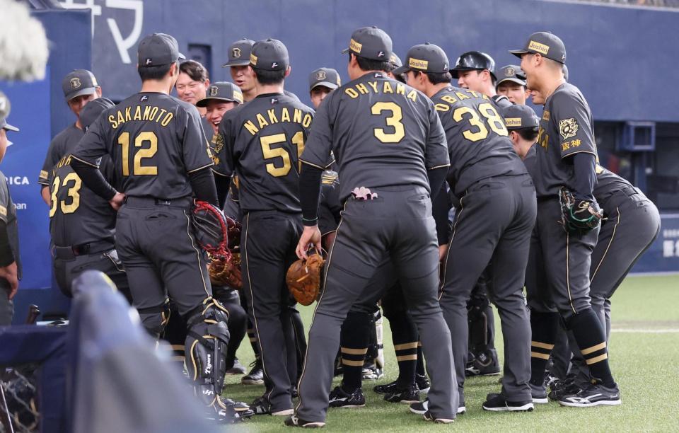 　試合前、円陣を組む阪神ナイン（撮影・北村雅宏）
