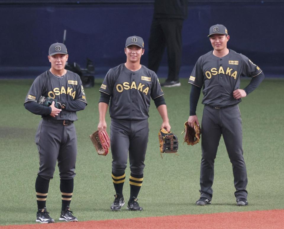 　シートノックを見守る（左から）豊田、井坪、森下（撮影・立川洋一郎）