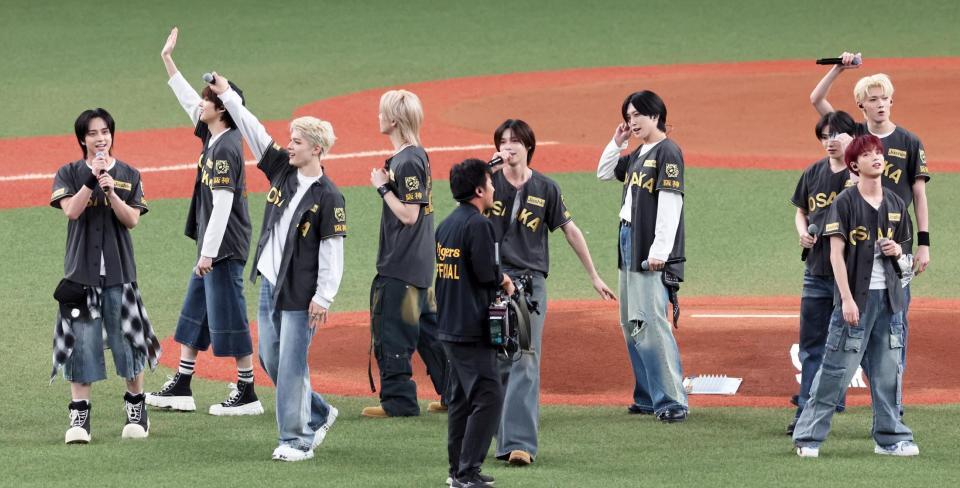 　試合前、ライブパフォーマンスを見せる＆ＴＥＡＭ（撮影・立川洋一郎）