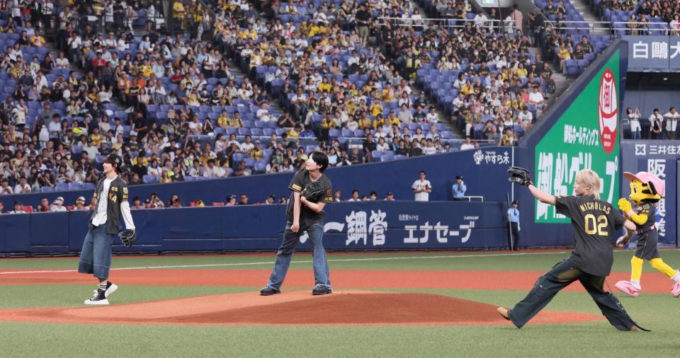 　ファーストピッチセレモニーを務める＆ＴＥＡＭのメンバー（撮影・北村雅宏）