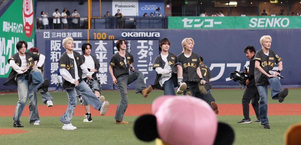 　試合前、ライブパフォーマンスを行う＆ＴＥＡＭ（撮影・北村雅宏）