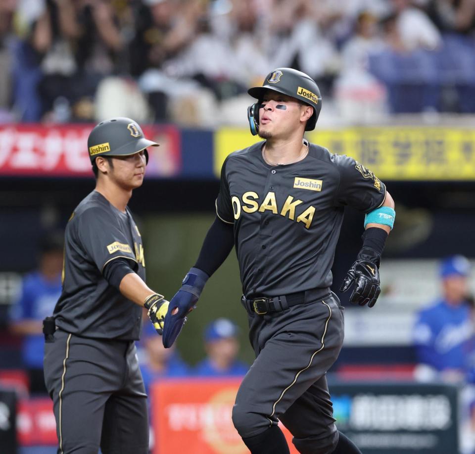 　２回、栄枝の適時打で同点となる生還を果たし、井坪とタッチを交わす佐藤輝（右）＝撮影・北村雅宏