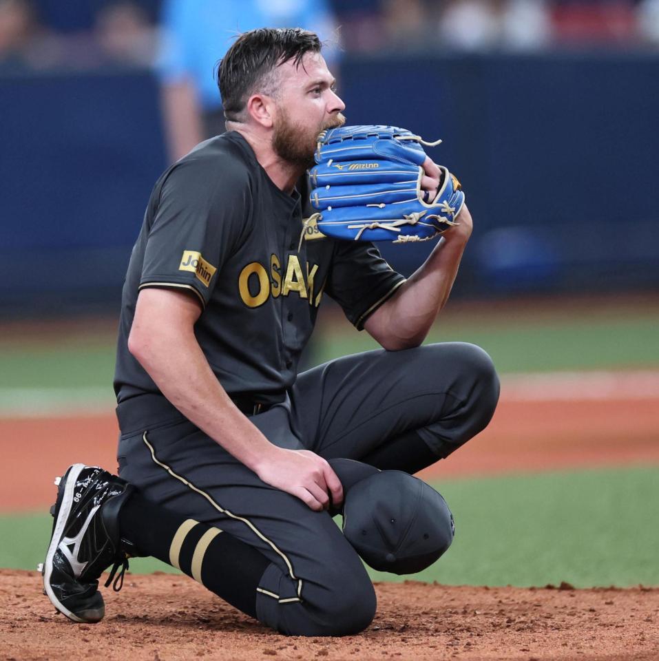 　４回、マラーに死球を当て、ひざまずくビーズリー（撮影・田中太一）