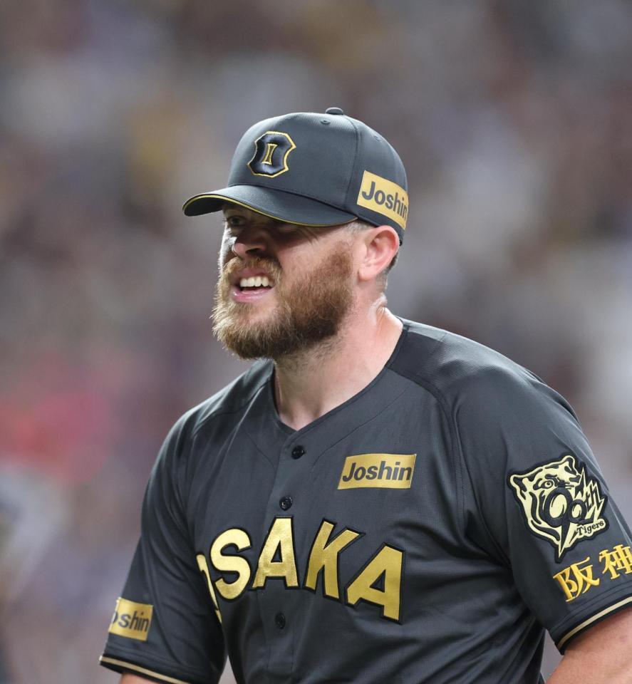 　４回を投げ終え、顔をしかめながらベンチに戻るビーズリー（撮影・北村雅宏）