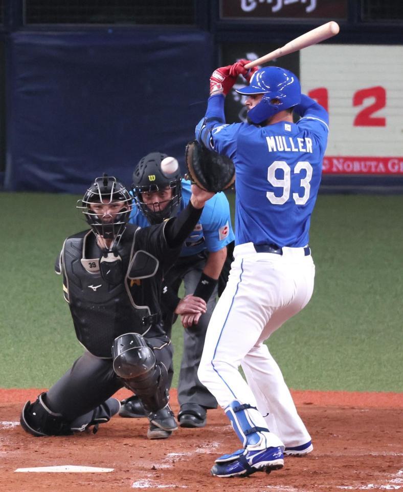 　４回、死球を受けるマラー（撮影・立川洋一郎）