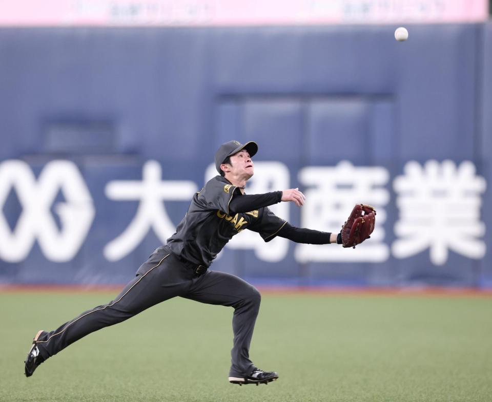 　５回、チェイビスのフライを好捕する中野（撮影・北村雅宏）