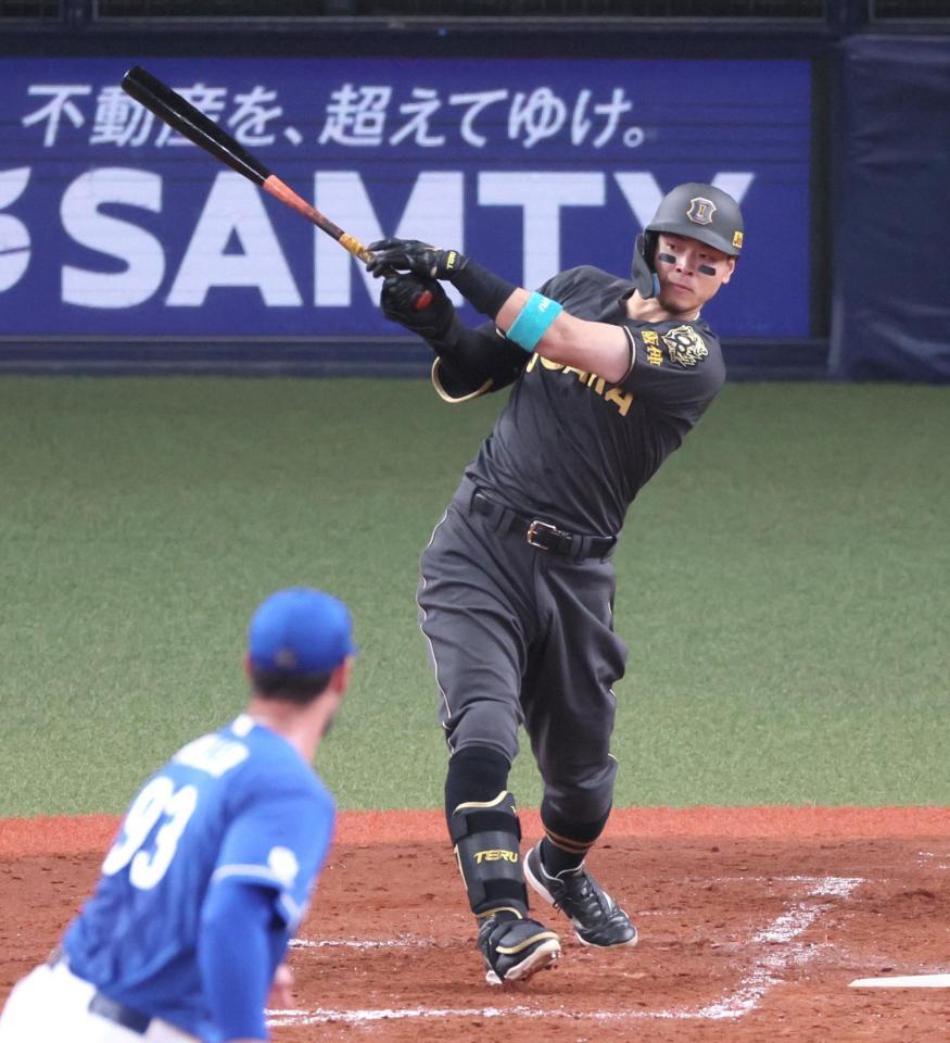 　２回、右前打を放つ佐藤輝（撮影・立川洋一郎）