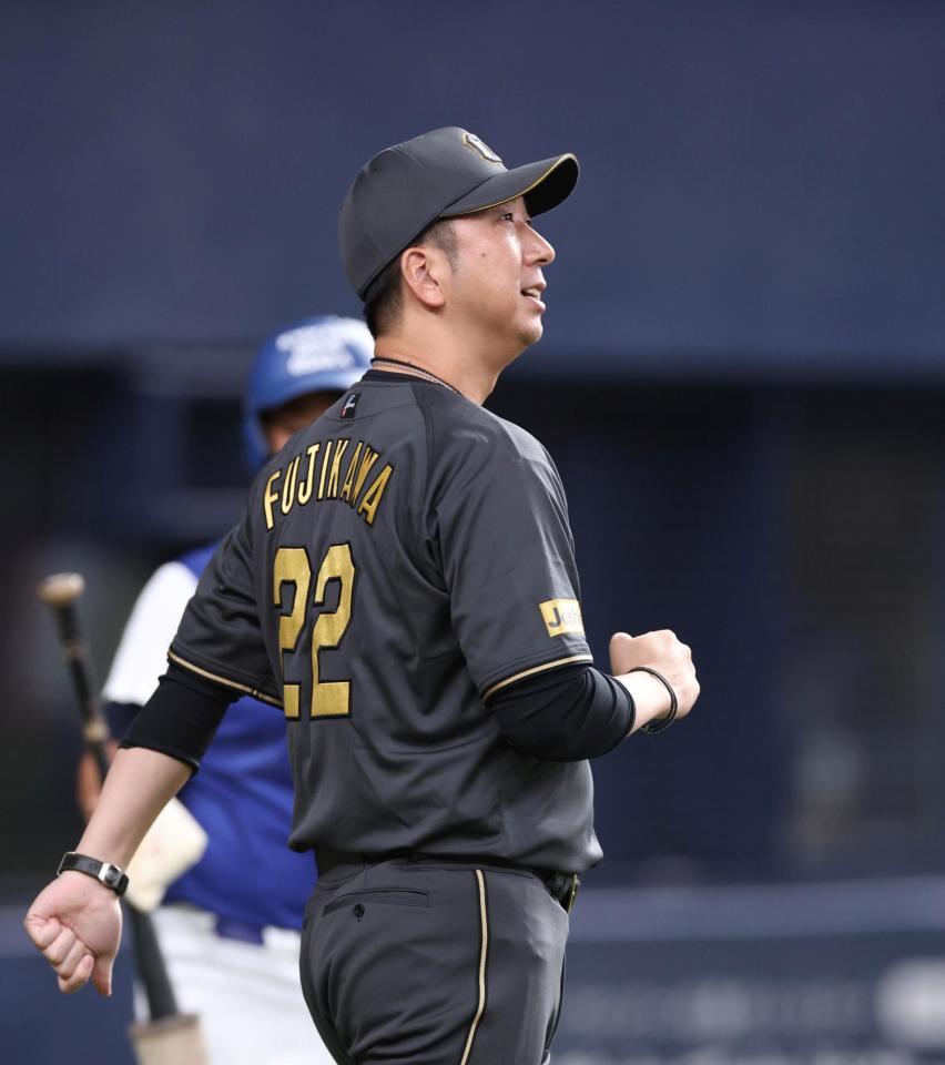 　８回を終え、選手交代を告げる藤川監督（撮影・北村雅宏）