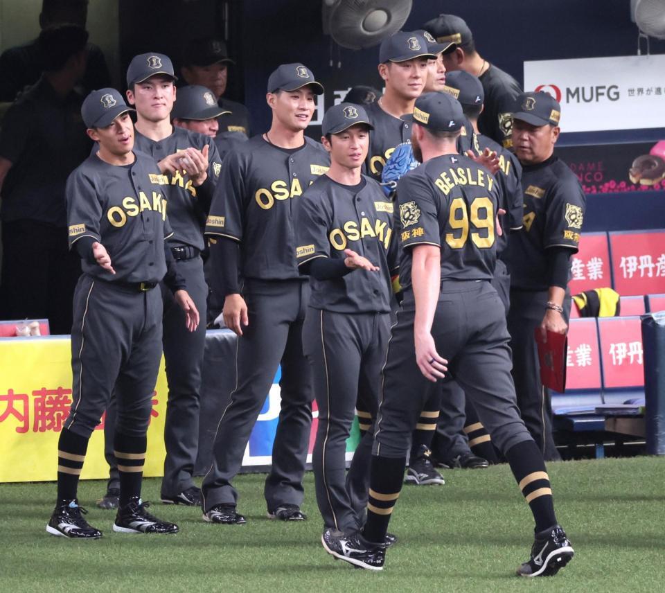 　１回が終わりビーズリー（９９）を迎える近本（中央）ら（撮影・立川洋一郎）