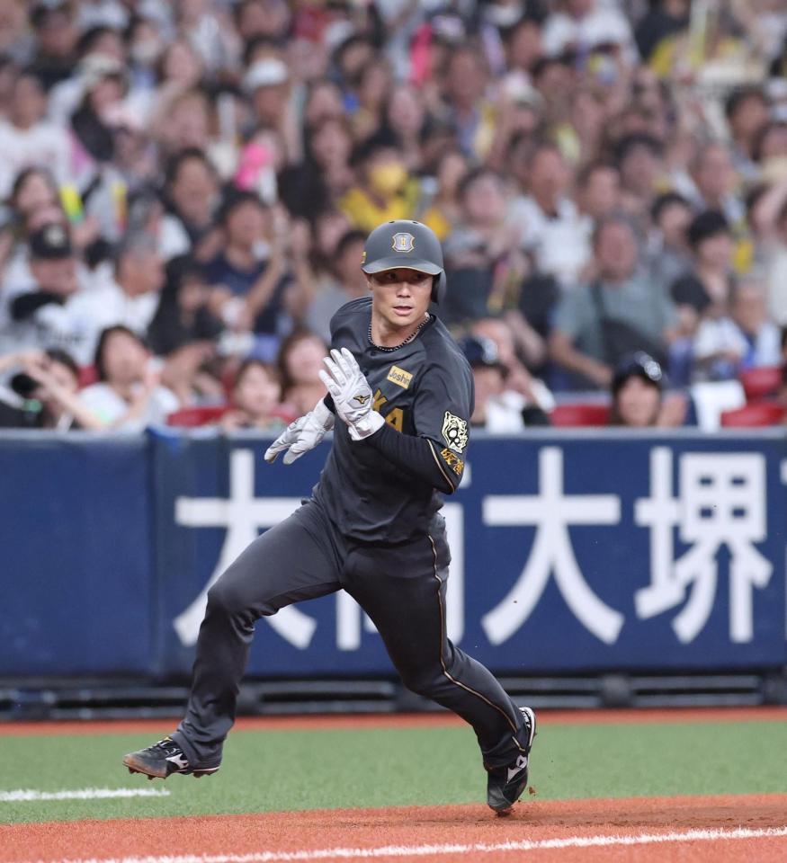 　２回、チェイビスの悪送球の間に一塁から一気に生還する栄枝（撮影・北村雅宏）