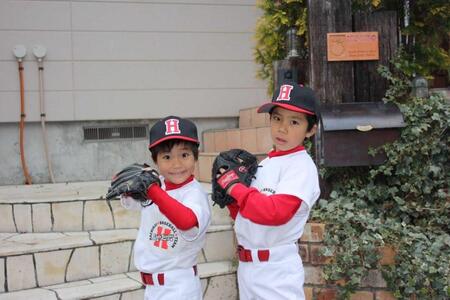 　小学生時代の井坪（左）と兄・朝陽さん（本人提供）