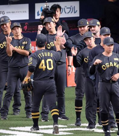 　中日に勝利し井坪（４０）を笑顔で迎える藤川監督（中央奥）＝撮影・立川洋一郎