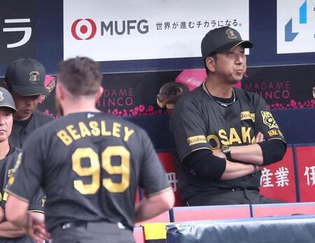 　５回、ビーズリー（９９）を降板させる藤川監督（撮影・立川洋一郎）